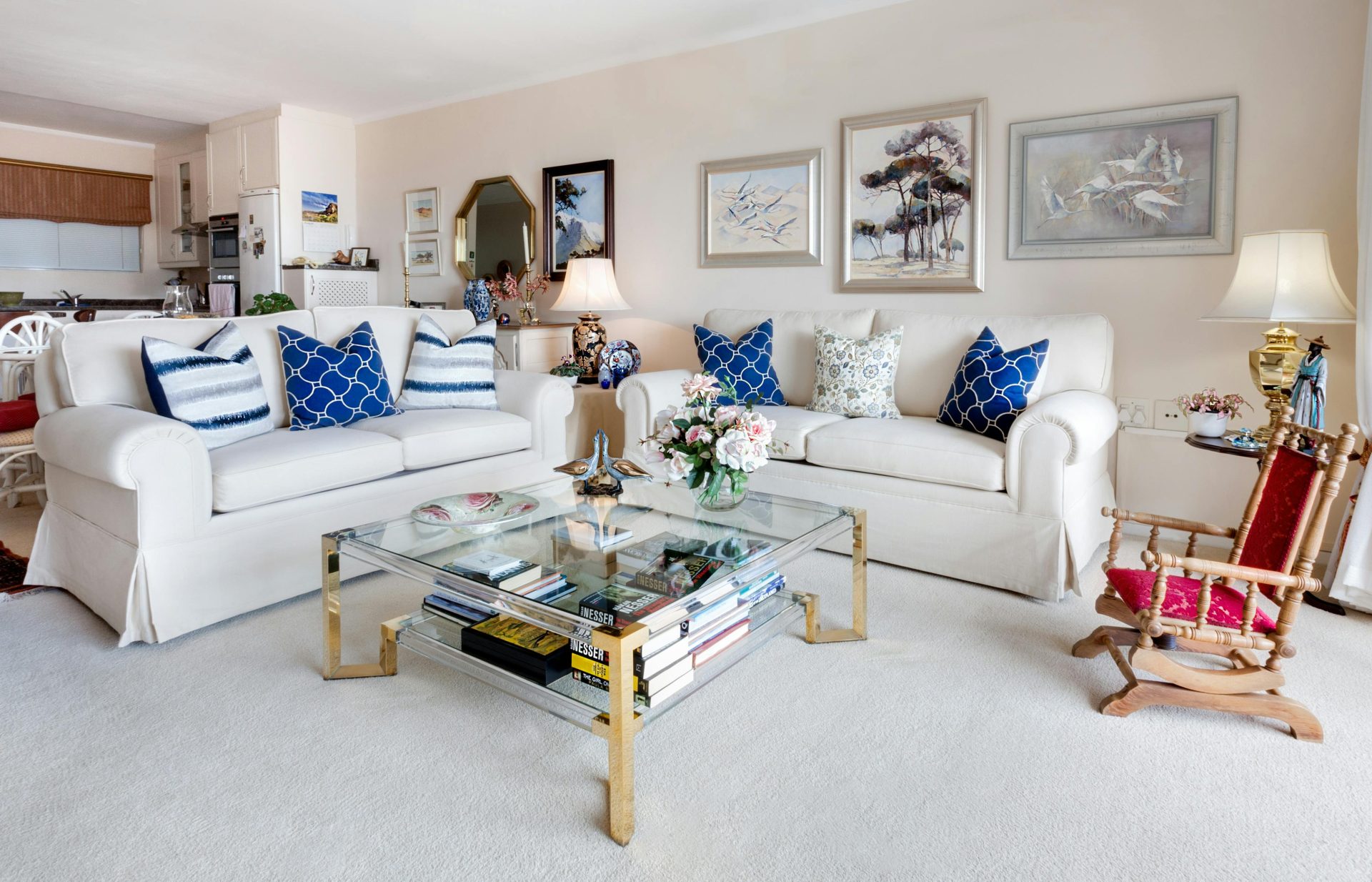 Modernes Wohnzimmer mit stilvoller Einrichtung und bequemen weißen Sofas.