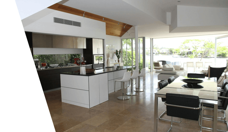 Geräumige, moderne Küche und Wohnzimmer mit offenem Design und malerischer Aussicht nach draußen.