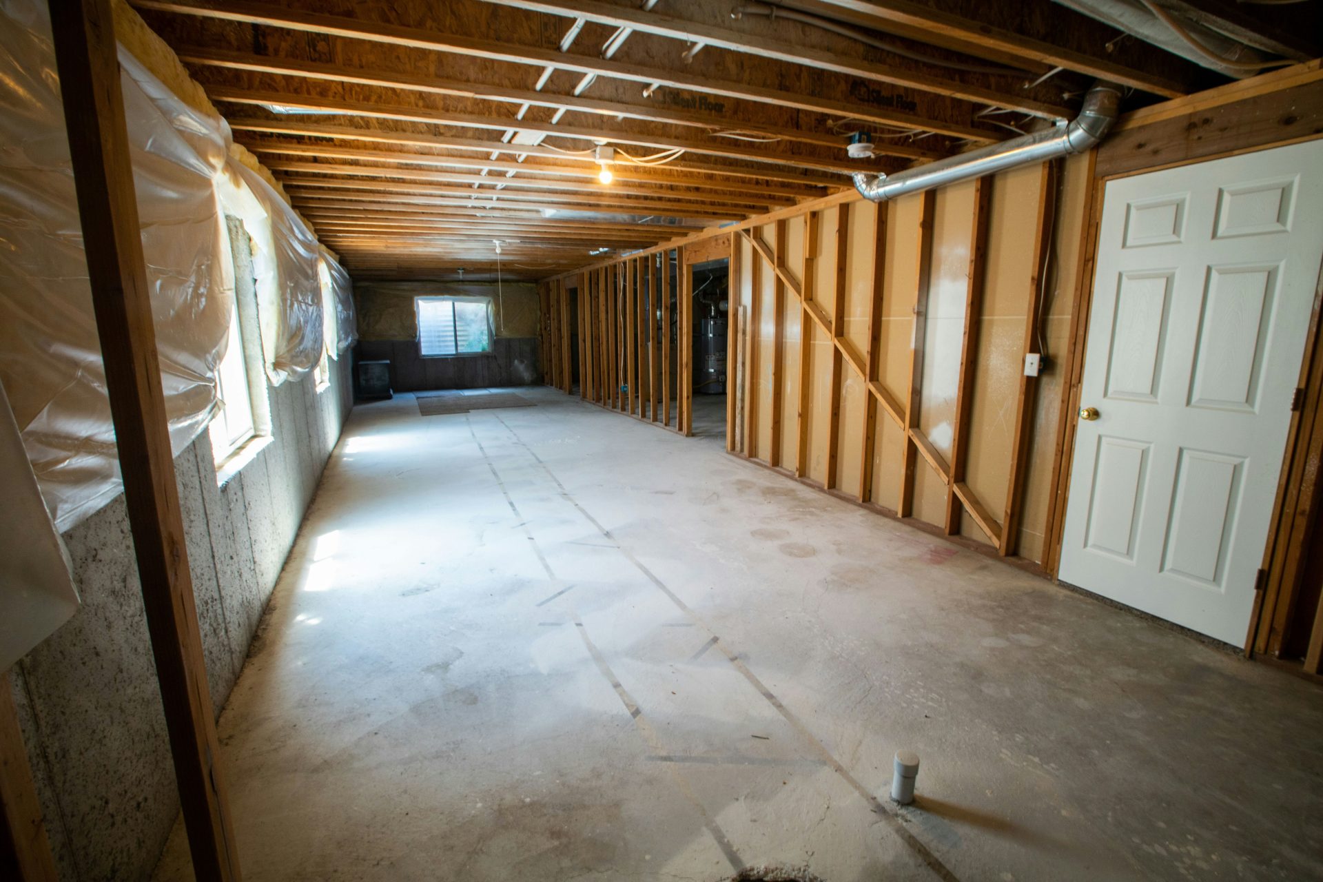 braune Holztür in der Nähe der weißen Wand
